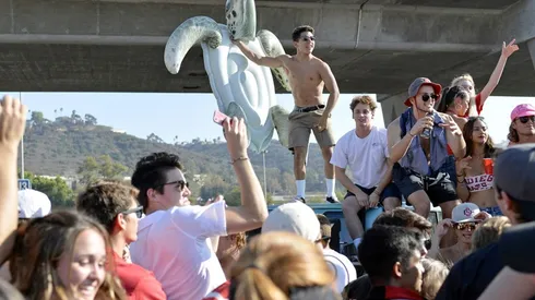 Estudiantes en EEUU hacen "fiestas Covid" y el primero que se contagia recibe un premio
