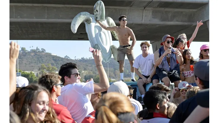 Estudiantes en EEUU hacen "fiestas Covid" y el primero que se contagia recibe un premio
