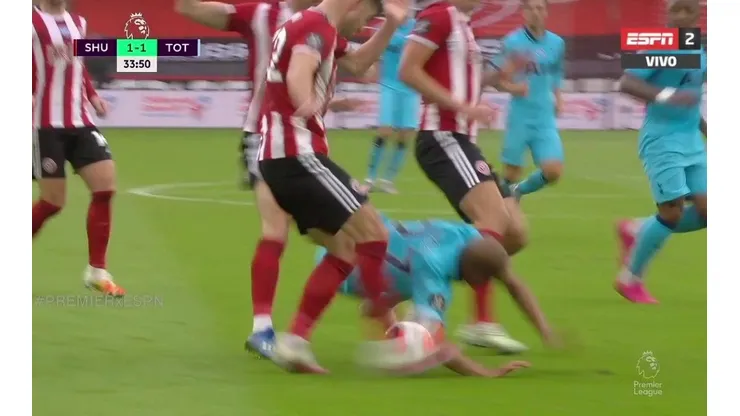 Lucas Moura iba cayendo y apenas tocó la pelota