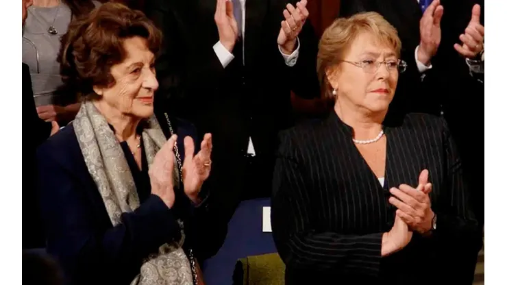 Michelle Bachelet junto a su madre, Ángela Jeria.