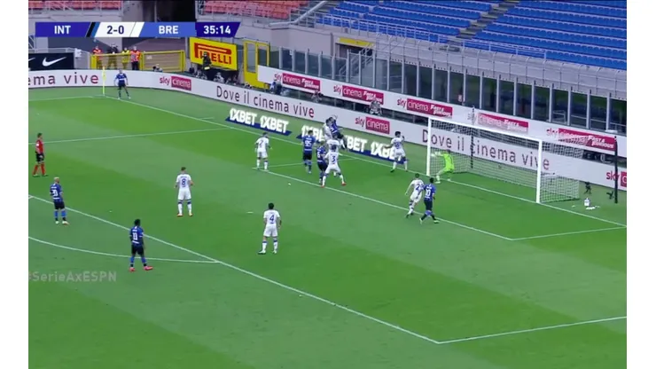 Alexis estuvo a nada de anotar un golazo olímpico ante el Brescia