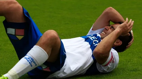 Fernando Meneses acusa un fuerte dolor luego de recibir un proyectil en el clásico de 2013