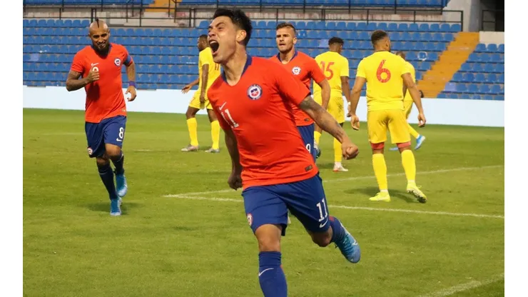 Felipe Mora festeja su gol ante Guinea