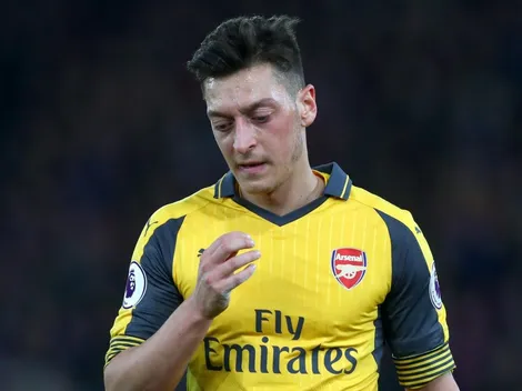 Leyenda del Arsenal barre el piso con Mesut Özil