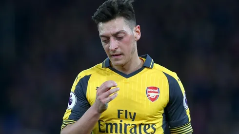 Critican a Özil en Inglaterra
