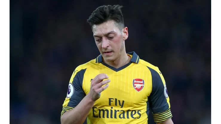 Critican a Özil en Inglaterra