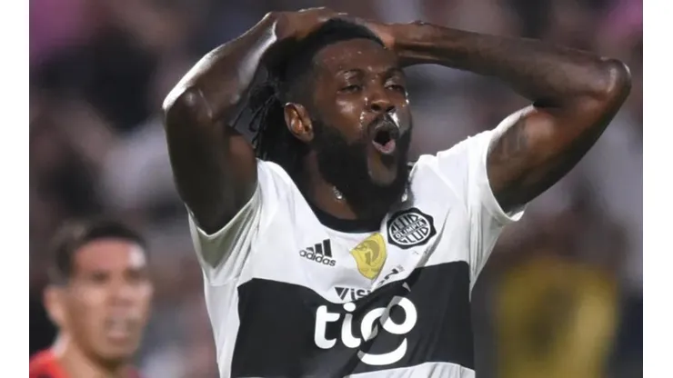 Adebayor se va de Olimpia