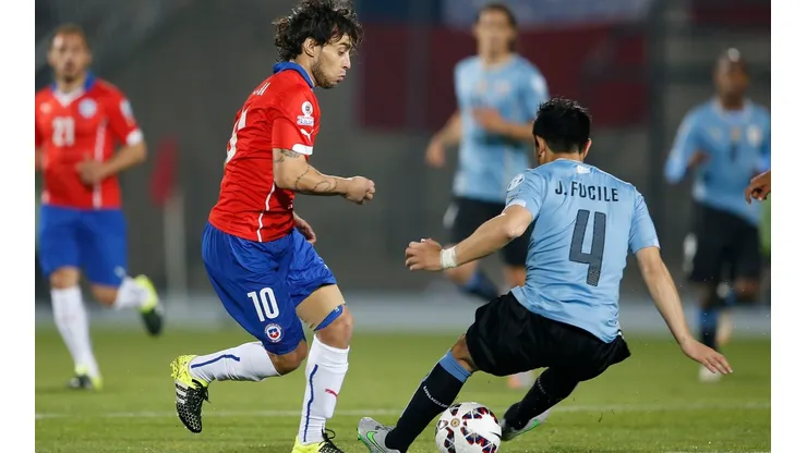Jorge Valdivia y su obra maesrta ante Fucile. El Mago fue clave en el título de la Copa América 2015