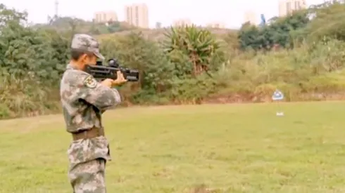 Ejército chino prueba con éxito un fusil electromagnético que atraviesa el acero