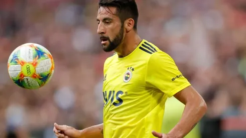 El lateral chileno debe decidir: jugar en España, Grecia o Argentina.