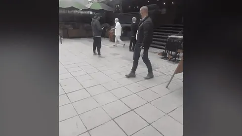 El Presidente Sebastián Piñera saliendo de la tienda de vino en Vitacura.