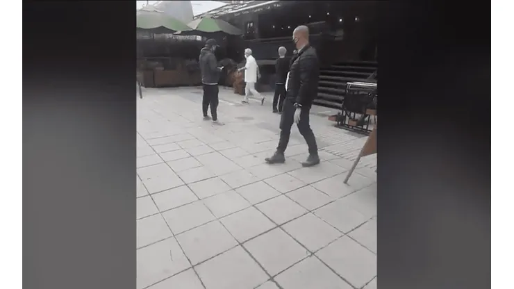 El Presidente Sebastián Piñera saliendo de la tienda de vino en Vitacura.