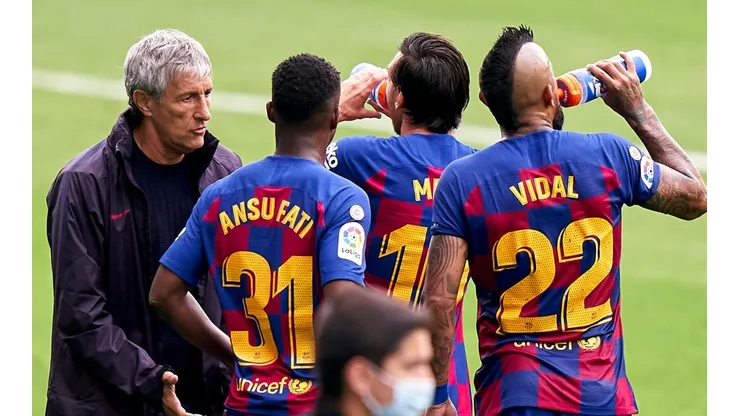 Arturo Vidal junto a sus compañeros recibe las instrucciones de Quique Setién