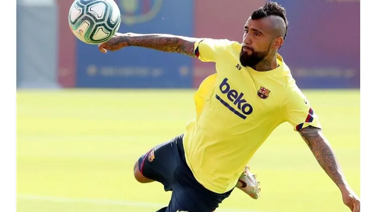 Vidal marca un golazo en el entrenamiento de Barcelona.