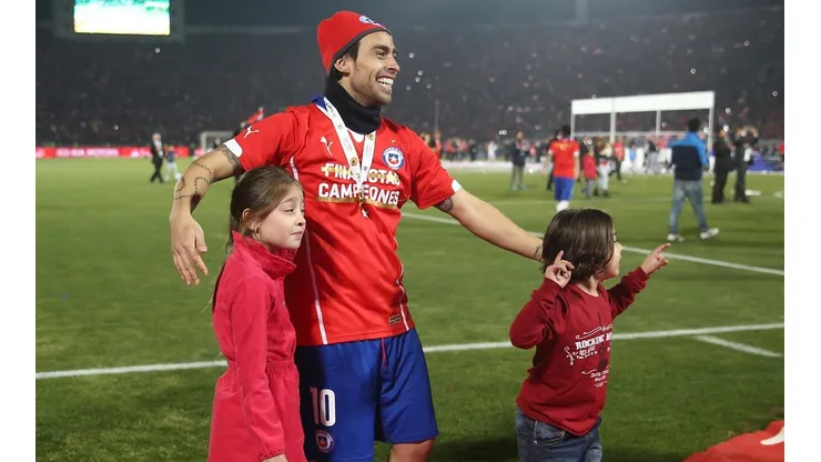 Jorge Valdivia con la medalla de campeón de la Copa América 2015 junto a su hija, Agustina, y su hijo, Jorgito.