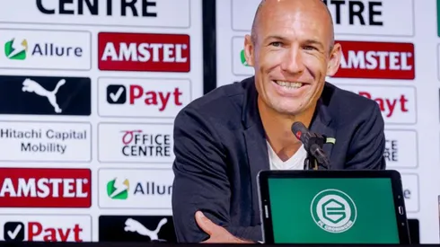 Robben firmó por una temporada en Groningen.