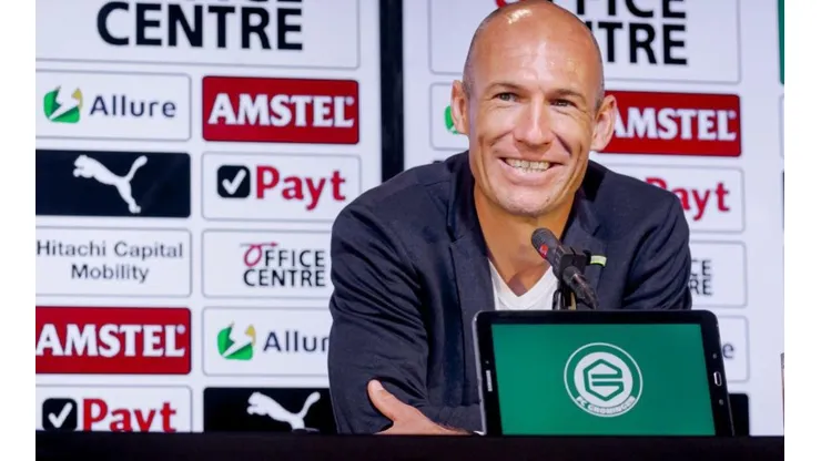 Robben firmó por una temporada en Groningen.