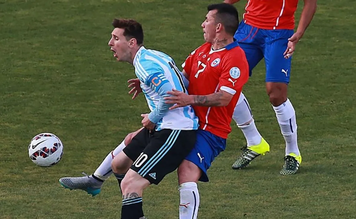 patada-medel-a-messi-chile-argentina_crop1593359754578jpg_242310155-1200x740.webp