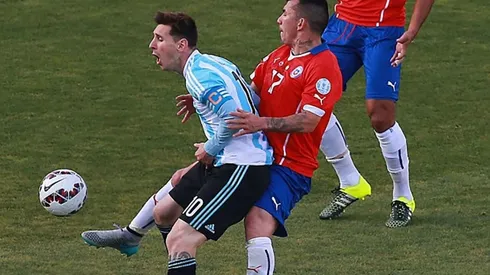 La patada de Gary Medel que deja sin aire a Lionel Messi