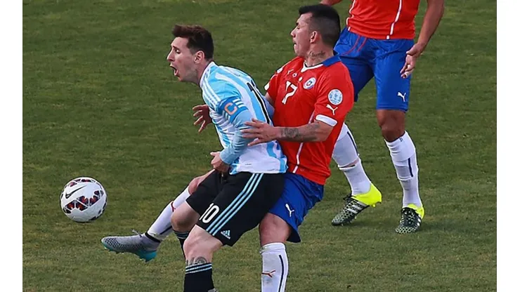 La patada de Gary Medel que deja sin aire a Lionel Messi