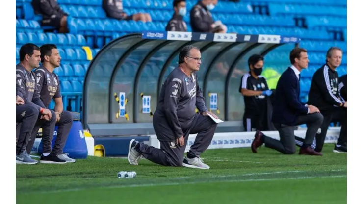 Marcelo Bielsa también protestó contra el racismo en duelo del Leeds