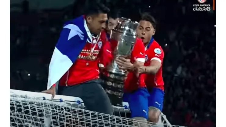 Gary Medel casi deja caer la Copa América en plena celebración
