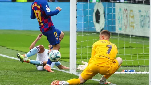 Ter Stegen la saca de la línea.
