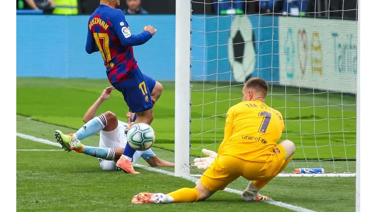 Ter Stegen la saca de la línea.