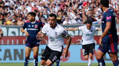 Esteban Paredes celebrando su récord justo ante la U
