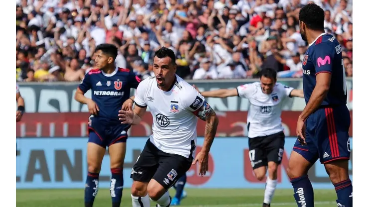 Esteban Paredes celebrando su récord justo ante la U