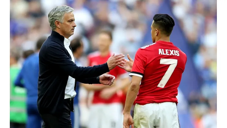 Alexis se saluda con José Mourinho