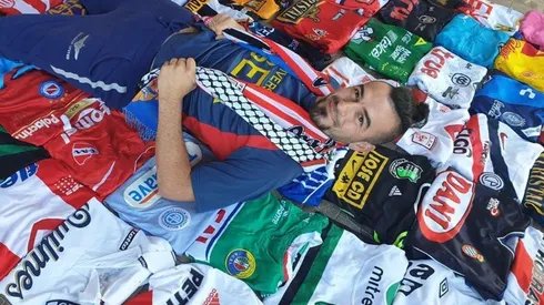 Carlos Salom saca a relucir su colección de camisetas