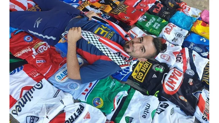 Carlos Salom saca a relucir su colección de camisetas