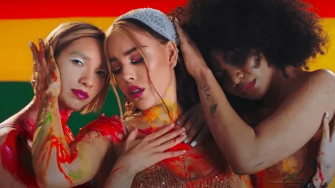 Danna Paola lanzó un video con más producción en esta oportunidad, dejando atrás las grabaciones con celular de la cuarentena.