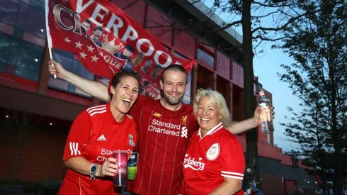 Los hinchas de Liverpool celebran el título