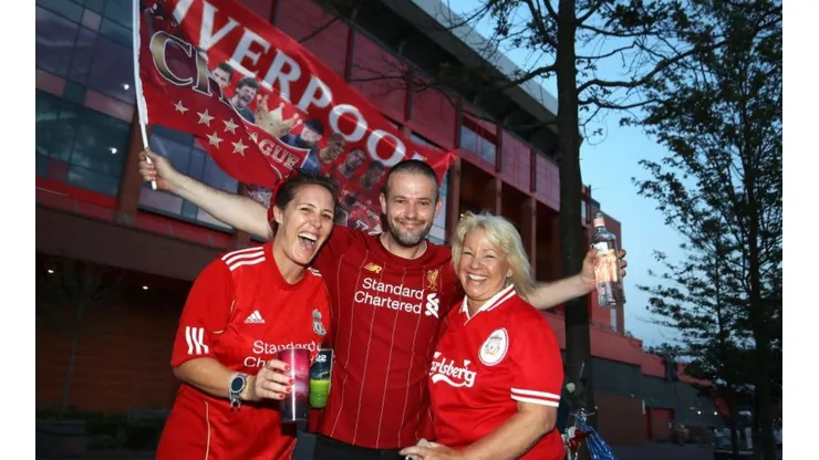 Los hinchas de Liverpool celebran el título