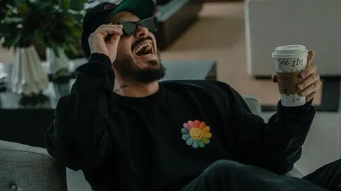 J Balvin no tuvo problemas en reírse descaradamente ante la mención de Shakira, en medio de la conversación con el sitio estadounidense.