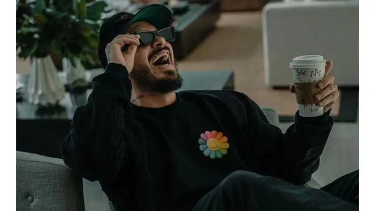 J Balvin no tuvo problemas en reírse descaradamente ante la mención de Shakira, en medio de la conversación con el sitio estadounidense.