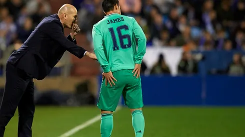 James Rodríguez escucha las instrucciones de Zinedine Zidane