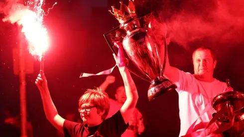 Los hinchas de Liverpool festejan el título de Premier League.