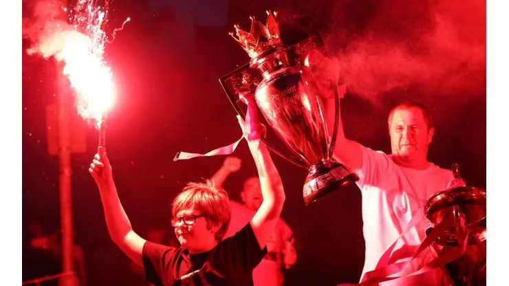 Los hinchas de Liverpool festejan el título de Premier League.