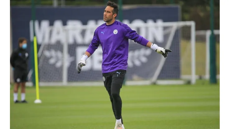 Claudio Bravo volvió a las prácticas con el Manchester City