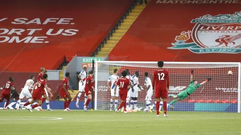 Alexander-Arnold se despachó un golazo de tiro libre ante el Crystal Palace