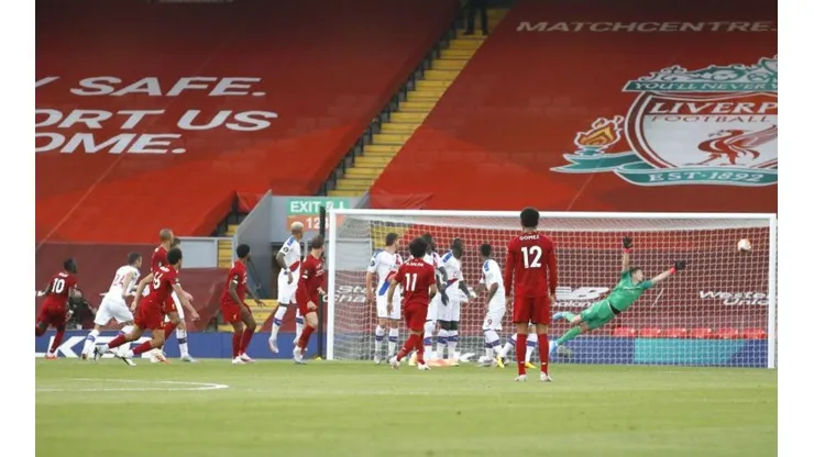Alexander-Arnold se despachó un golazo de tiro libre ante el Crystal Palace