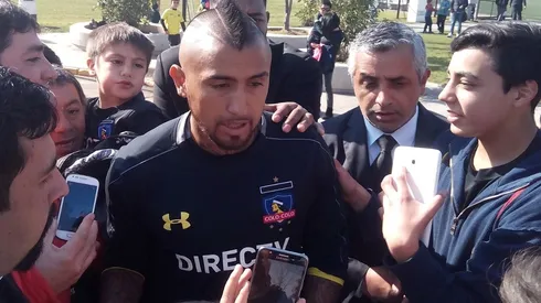Arturo Vidal visita el estadio Monumental cada vez que puede. Los hinchas de Colo Colo lo reciben con frenesí