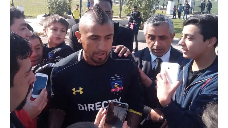 Arturo Vidal visita el estadio Monumental cada vez que puede. Los hinchas de Colo Colo lo reciben con frenesí