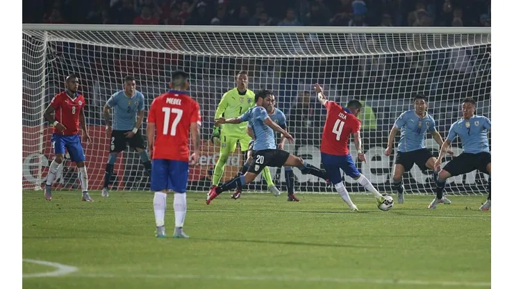 Mauricio Isla recordó su gol a Uruguay, que hoy cumple 5 años