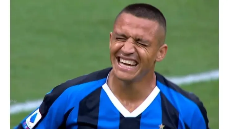 Alexis lamenta que su cabezazo no entró ante Sassuolo.