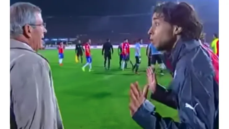 Valdivia hablando con Tabárez en el momento más caliente en el partido de Chile y Uruguay.