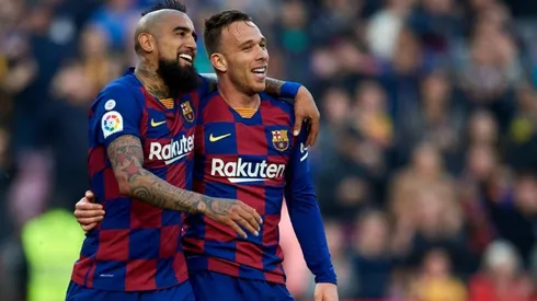 Vidal y Arthur en el mediocampo del Barcelona.